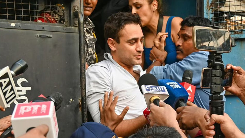 ‘ভারত ছাড়ার’ নোটিশকে চ্যালেঞ্জ নায়ক ইমরান খানের